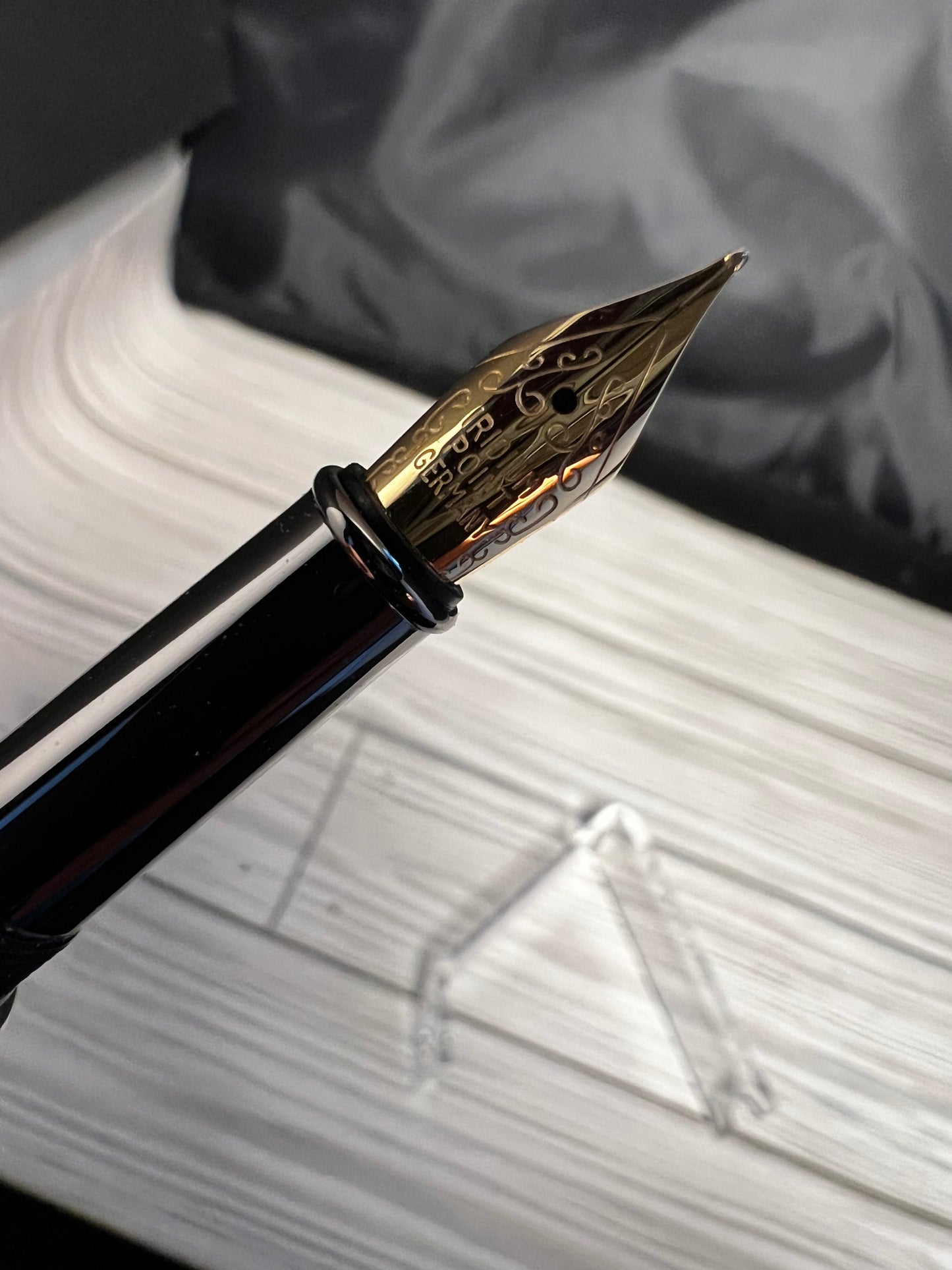 Ghost flame resin fountain tip pen